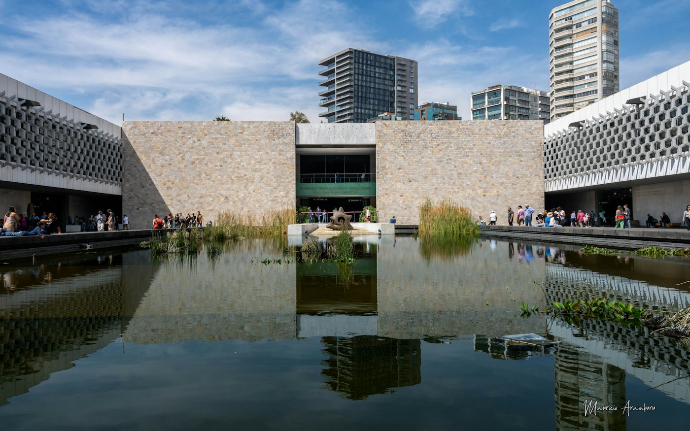 Patio y estanque del Museo Nacional de Antropología