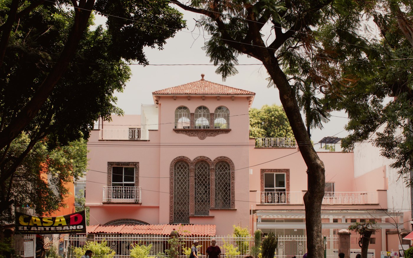Edificio rosado junto al Jardín Centenario de Coyoacán