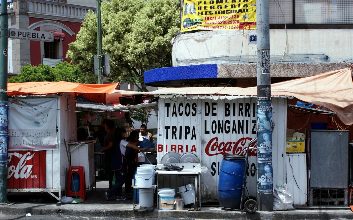 Puesto de comida en una esquina de Roma Norte