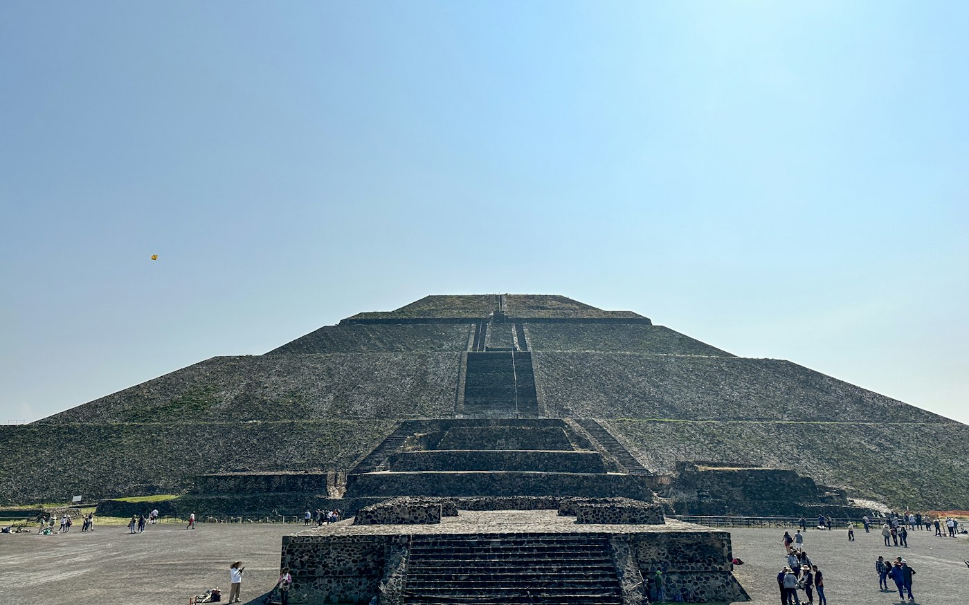 Pirámide del Sol vista desde la zona arqueológica de Teotihuacán
