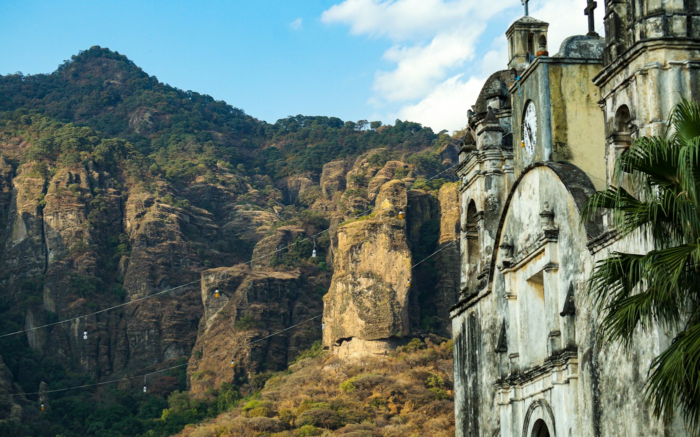 Iglesia de Tepoztlán frente a los cerros